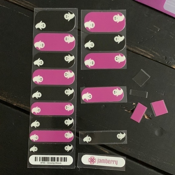 JAMBERRY Halloween Glow in the Dark Ghost Nail Wraps - Glowing Ghouls - Picture 2 of 11
